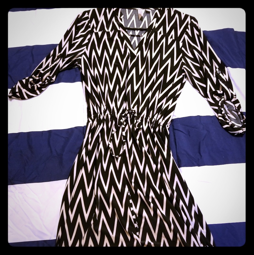 Black and White Geo Design 3/4 Length Sleeve Dress